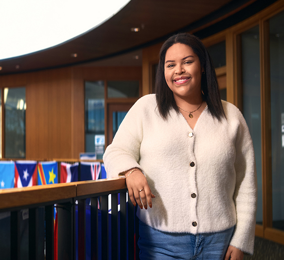 امرأة تقف بجانب عدة قوارب كاياك